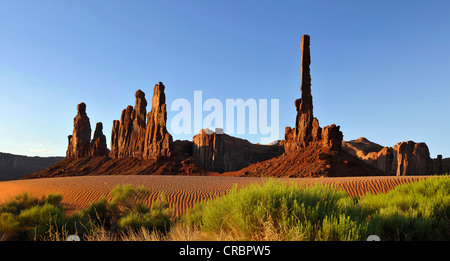 Totempfahl und Yei Bi Chei Felsformationen nach Sonnenaufgang, Monument Valley Navajo Tribal Park, Navajo National Reservat Stockfoto