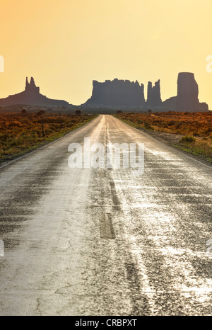 Federal Highway 163, Sunrise, Sonnenaufgang, Mesas, König auf seinem Thron, Stagecoach, Bär und Hase, Schloss Butte, Monument Valley Stockfoto