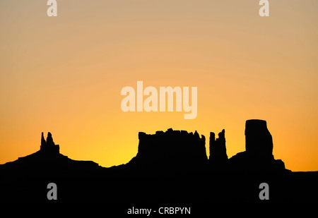 Sunrise, Sonnenaufgang, Mesas, König auf seinem Thron, Stagecoasch, Bär und Hase, Schloss Butte, Monument Valley, Navajo Tribal Park Stockfoto