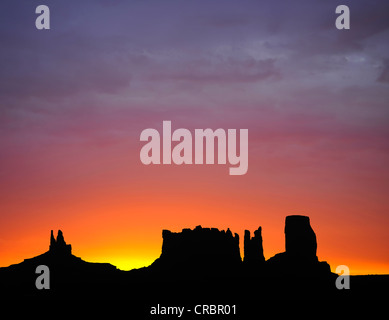 Sunrise, Sonnenaufgang, Mesas, König auf seinem Thron, Stagecoasch, Bär und Hase, Schloss Butte, Monument Valley, Navajo Tribal Park Stockfoto