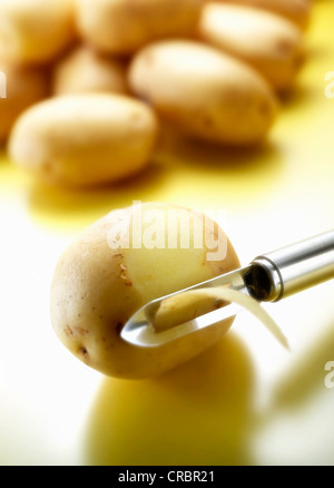 Sparschäler entfernen Kartoffelschale Stockfoto