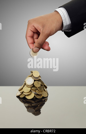 Geschäftsmann Stapeln Euro-Münzen Stockfoto