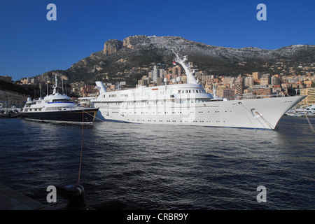 Hafen Hercule mit Motoryachten, Atlantis II und The One, im Winter, Fürstentum Monaco, Côte d ' Azur, Mittelmeer Stockfoto