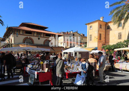 Markt Halle und Antiquitäten Markt, Menton, Alpes-Maritimes Abteilung, Region Provence-Alpes-Cote d ' Azur, Frankreich, Europa Stockfoto