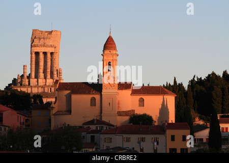 Trophée des Alpes, Denkmal für den Roman Emperor Augustus, gebaut nach der römischen Eroberung der Provence, und La Turbie Kirche Stockfoto