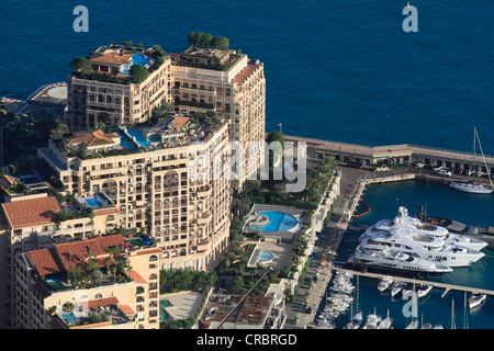 Hochhäuser mit Penthouse-Apartments mit Pool auf der Dachterrasse im Stadtteil Fontvieille, Yachten, Fürstentum Monaco Stockfoto