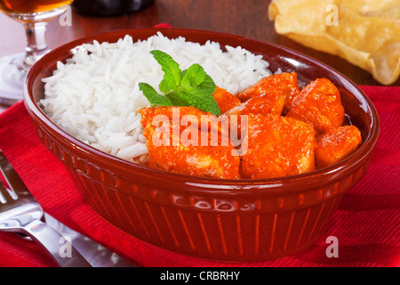 Hühnchen-Curry und Reis, wie in einem Pub in eine alte Kuchenform serviert. Stockfoto