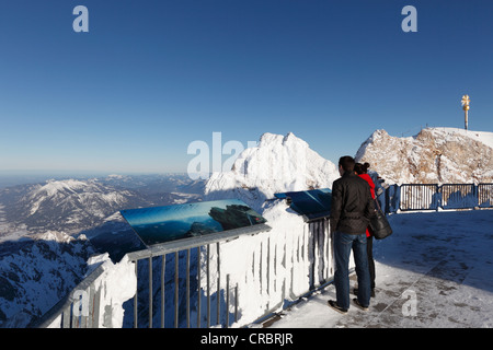 Blick vom Berg Zugspitze mit dem Gipfel überqueren, Wettersteingebirge, Upper Bavaria, Bayern, Deutschland, Europa Stockfoto