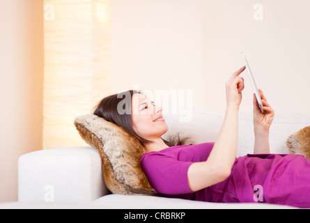 Geschäftsfrau mit Tablet-PC Stockfoto