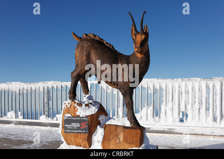 Gams-Skulptur von Mario Gasser auf dem Gipfel der Zugspitze Berg, Wettersteingebirge, Tirol, Österreich, Europa Stockfoto