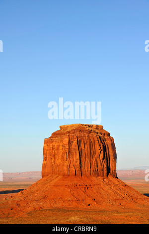 Mesa, Merrick Butte, Monument Valley, Navajo Tribal Park, Navajo-Nation-Reservation, Arizona, Utah, Vereinigte Staaten von Amerika Stockfoto