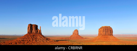 Panoramablick über Mesas, West Mitten Butte, East Mitten Butte, Merrick Butte, Monument Valley Navajo Tribal Park Stockfoto