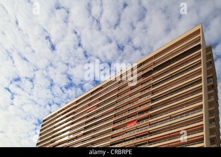 High-Rise Gebäude gegen flauschige Wolken, Larvotto Quartal, Fürstentum Monaco, Cote d ' Azur, Europa Stockfoto