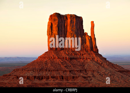 Letzten Licht auf die Mesa, West Mitten Butte, Sonnenuntergang, Dämmerung, Monument Valley Navajo Tribal Park, Navajo Nation Reservation, Arizona Stockfoto