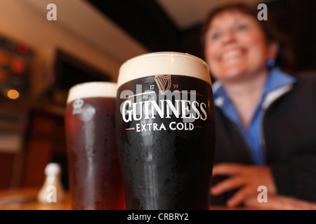 Pint Guinness stout Bier Mary McBride es Pub, finden, County Antrim, Nordirland, Vereinigtes Königreich, Europa Stockfoto