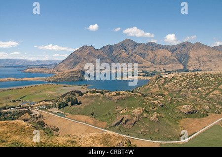 Blick nach Osten über Glendhu Bay in Richtung Roys Peak und Mount Alpha am südlichen Ende des Lake Wanaka, Neuseeland Stockfoto