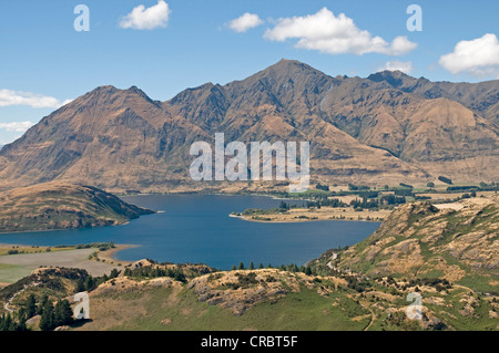 Blick nach Osten über Glendhu Bay in Richtung Roys Peak und Mount Alpha am südlichen Ende des Lake Wanaka, Neuseeland Stockfoto