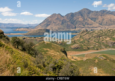 Blick nach Osten über Glendhu Bay in Richtung Roys Peak und Mount Alpha am südlichen Ende des Lake Wanaka, Neuseeland Stockfoto