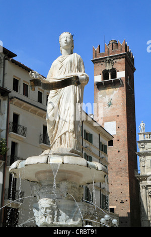 Brunnen mit der Statue der Madonna Verona, Piazza Delle Erbe Quadrat, Verona, Venetien, Italien, Europa Stockfoto