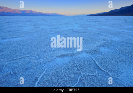 Salzpfanne, Salzkristalle, vor Sonnenaufgang, in Badwater Basin, Panamint Range, schwarzen Berge, Death Valley Nationalpark Stockfoto