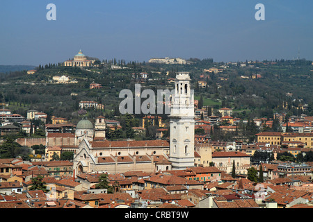 Blick vom Lamberti-Turm in Richtung Kathedrale, Verona, Venetien, Italien, Europa Stockfoto