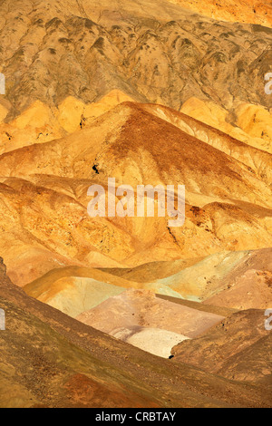 Ausgewaschene Felsen verfärbt von Mineralien bei der Badwater Road in den Abend Licht, Künstler Laufwerk, Death Valley National Park Stockfoto