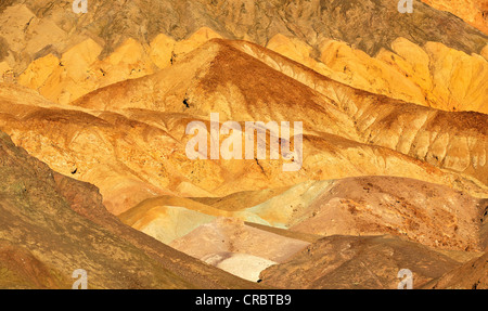 Ausgewaschene Felsen verfärbt von Mineralien bei der Badwater Road in den Abend Licht, Künstler Laufwerk, Death Valley National Park Stockfoto