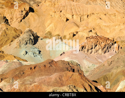 Ausgewaschene Felsen verfärbt von Mineralien bei der Badwater Road in den Abend Licht, Künstler Laufwerk, Death Valley National Park Stockfoto