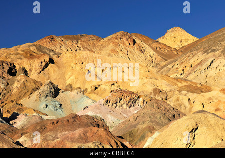 Ausgewaschene Felsen verfärbt von Mineralien bei der Badwater Road in den Abend Licht, Künstler Laufwerk, Death Valley National Park Stockfoto