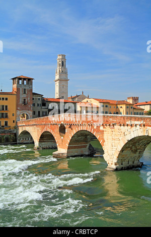 Etsch, Ponte Pietra Brücke und Dom Santa Maria Matricolare, Verona, Veneto, Italien, Europa Stockfoto