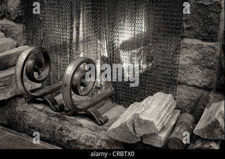 Feuer im Kamin mit schmiedeeisernen Gitter. Timberline Lodge, Oregon Stockfoto