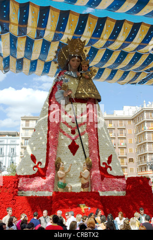 Skulptur gefertigt aus Blumen, Virgen de Los Desamparados, Jungfrau der schutzlosen, Schutzpatron von Valencia, Fallas Festival, Stockfoto