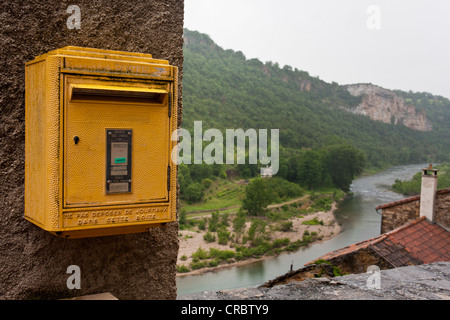 Französischer Briefkasten im Dorf Peyre, Aveyron, Frankreich, Europa Stockfoto