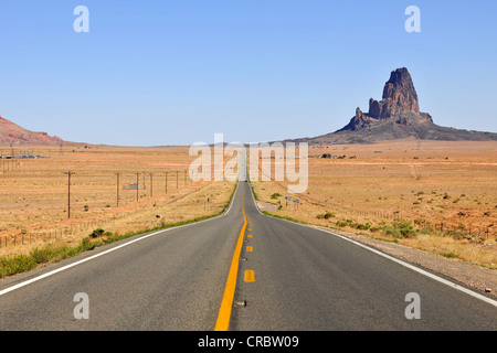 U.S. Highway 163, Monolith Shiprock, Heiliger Berg von der Navajo-Indianer auf dem Weg zum Monument Valley Navajo Tribal Park Stockfoto