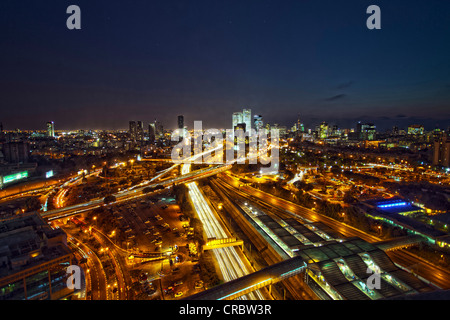 Luftaufnahme von Tel Aviv beleuchtet nachts Stockfoto