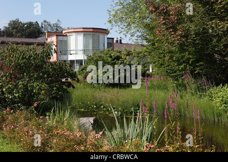 Teich vor Chiemgau Thermen Spa, Bad Endorf, Chiemgau, Upper Bavaria, Bayern, Deutschland, Europa Stockfoto