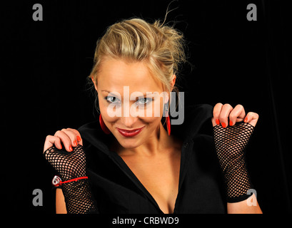 Junge Frau, Vamp, Krallen zeigen Stockfoto