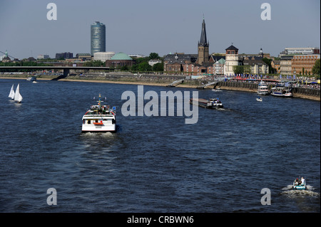 Schiffe, Kreuzfahrt auf dem Rhein, die Altstadt auf der Rückseite, Düsseldorf, Nordrhein-Westfalen, Deutschland, Europa Stockfoto