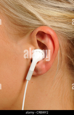 Junge Frau trägt Kopfhörer, Kopfhörer, Apple iPod, iPhone Stockfoto