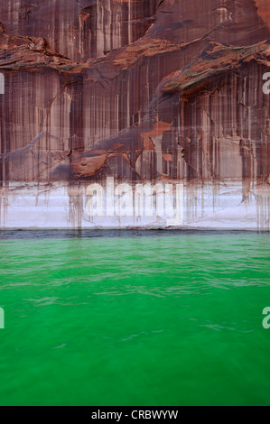 Navajo Patina, Tapisserie, Kobolde, so genannte Bade Linie von den Navajo Canyon vom Lake Powell zeigt Wasser Spitzenwerte Stockfoto