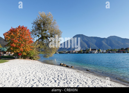 Rottach-Egern mit Mt Wallberg, Strand auf der Halbinsel "Point" in Tegernsee, Tegernsee See, Bayern, Oberbayern Stockfoto