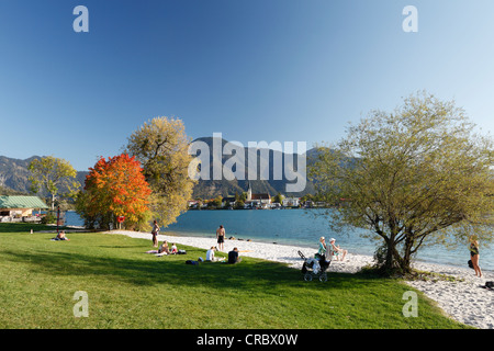 Rottach-Egern mit Mt Wallberg, Strand auf der Halbinsel "Point" in Tegernsee, Tegernsee See, Bayern, Oberbayern Stockfoto