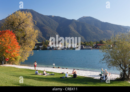 Rottach-Egern mit Mt Wallberg, Strand auf der Halbinsel "Point" in Tegernsee, Tegernsee See, Bayern, Oberbayern Stockfoto