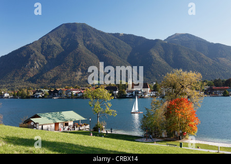 Rottach-Egern mit Mt Wallberg, Blick von der Halbinsel "Point" in Tegernsee, Tegernsee See, Bayern, Oberbayern Stockfoto