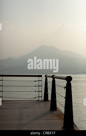 Pier am Fluss mit Berg im fernen, Danshui, Taipei, Taiwan Stockfoto