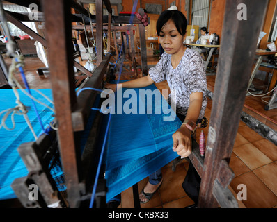 Frau arbeitet an einem Webstuhl in Tenganan, Bali, Indonesien, Südostasien Stockfoto