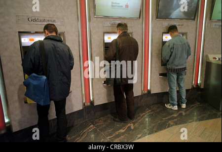 Bankkunden an Geldautomaten, Berlin, Deutschland Stockfoto
