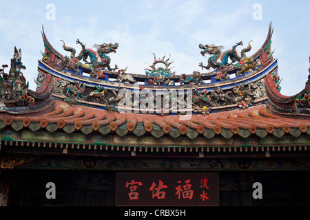 Chinesische Drachen Skulptur auf dem Dach eines Tempels, Taipei, Taiwan Stockfoto