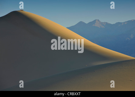 Touristen auf der höchsten Düne von den Mesquite flache Sanddünen, bekannt aus Star Wars, frühen Morgenlicht Stovepipe Star Düne Stockfoto