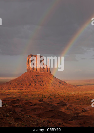 Doppelter Regenbogen nach einem Gewitter im Abendlicht, Mesa, West Mitten Butte, Monument Valley Navajo Tribal Park Stockfoto